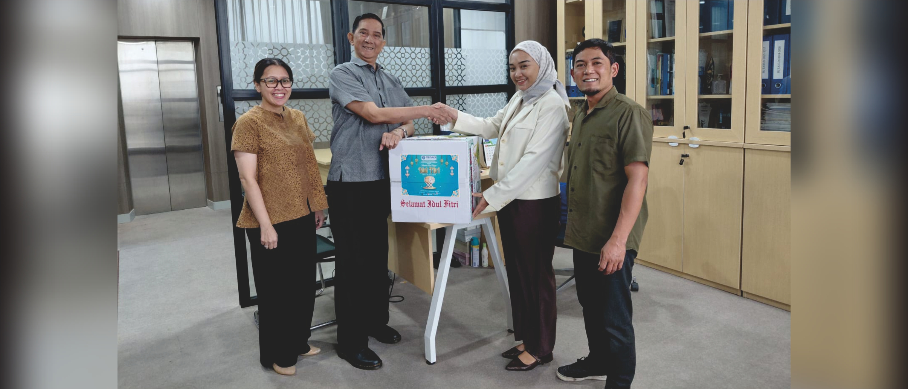 Serah Terima Bingkisan Idul Fitri dari DPN kepada Perwakilan Seluruh Staf Sekretariat Nasional - 9 Maret 2026